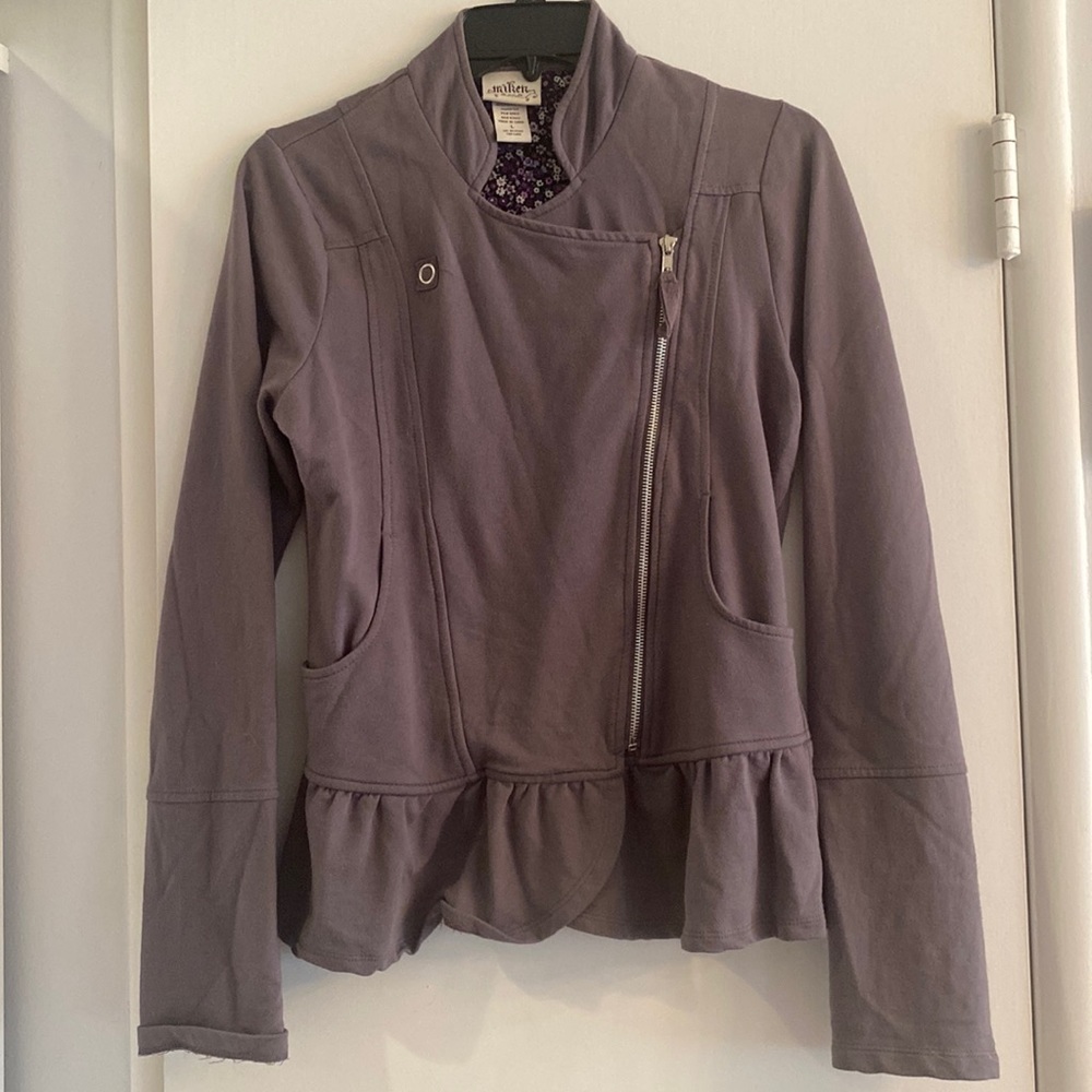 Side zip jacket that can also be worn as a shirt.